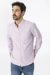 Camisa de hombre color lila, de manga larga, con cuello abotonado y bolsillo en el pecho.