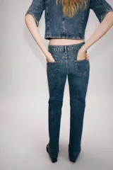 Jeans flare de tiro alto de Zara Woman Collection, en color azul con efecto lavado. Presentan un corte slim en la parte superior y perneras acampanadas con raya planchada al frente y dobladillo ancho. Incluyen cierre frontal con cremallera y botón.