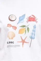 Remera blanca de corte recto con estampado de motivos playeros.