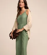 Mono largo verde con breteles dobles, escote en pico y lazo en la cintura con detalle de abalorios.