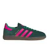 Championes Adidas Handball Spezial de gamuza verde oscuro, con las tres franjas laterales y el talón en fucsia. Presenta la inscripción dorada "SPEZIAL" en el lateral, suela de goma caramelo y cordones verdes.