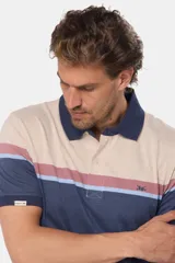 Remera polo de manga corta con diseño de franjas horizontales en tonos azul, gris, verde y detalles en rosado. Cuenta con cuello clásico y cierre frontal de botones.