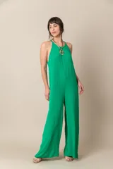 Enterito de crepe color negro, con diseño holgado, escote halter y breteles finos.