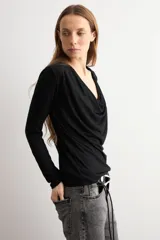 Remera de manga larga color negro, con elegante escote drapeado y diseño holgado.
