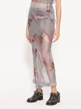 Pollera larga de organza de seda color celeste con estampado floral. Incluye pollera interior al tono con bordado de lentejuelas en el ruedo.