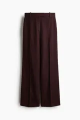 Pantalón sastrero de tiro alto en sarga de mezcla de lino y lyocell, color bordó, con piernas rectas, pliegues delanteros y traseros, bolsillos al bies y presillas para cinto.