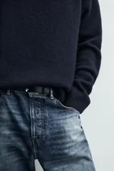Jersey de punto con mezcla de lana y fibra de yak, de corte regular, con cuello redondo y manga larga. Presenta acabados en rib en puños, cuello y ruedo.