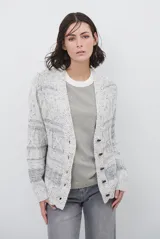 Sacon de tejido de punto grueso con diseño de ochos y rayas horizontales en contraste. Presenta cuello en V, cierre frontal con botones oscuros y mangas largas con puños acanalados.