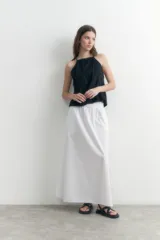 Maxi falda blanca de popelina con cintura elastizada.