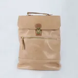 Mochila tipo portafolio de cuero azul con asa superior y correas ajustables color suela. Cierre frontal con hebilla y cierre trasero de seguridad.