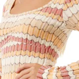 Vestido midi de punto con rayas horizontales en tonos beige, naranja y rosa.