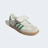 Championes Adidas Samba LT blancos con detalles en verde, suela color caramelo y puntera de gamuza.