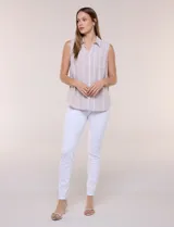 Musculosa de lino a rayas, con cuello con solapa, escote en V, cierre frontal con botones y un bolsillo aplicado en el pecho.