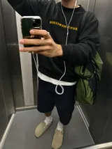 Buzo gris oscuro con efecto acid wash, corte regular fit y cuello redondo. Presenta una estampa grande en la espalda con diseño de calavera, el texto "Kaboa" y detalles de fechas de tour en tonos claros.