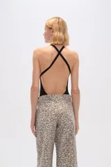 Body de tejido acanalado con cuello halter y espalda descubierta, confeccionado en poliéster con cierre de broches en la parte inferior.