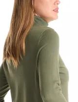 Polera de cuello alto confeccionada en tejido de punto fino, con mangas largas y detalle de tajo en los puños.