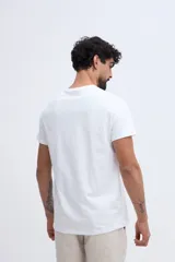 Remera básica de algodón pima color negro, de manga corta y cuello redondo, con pequeño detalle bordado en el pecho.