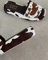Zueco de cuero vacuno con pelo, color negro, con punta cuadrada y plataforma de 3.5 cm.