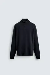 Jersey de punto regular fit, color negro, con cuello perkins y cierre frontal de cremallera. Presenta manga larga y acabados en rib.