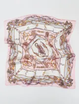 Pañuelo cuadrado de satén con estampado de cadenas y motivos ecuestres en tonos azul, blanco y dorado.