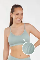 Soutien negro con textura jaquard y copas removibles.