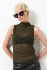 Top sin mangas de color verde militar, con cuello alto y tejido semitransparente con lurex.