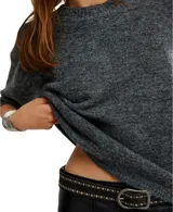 Sweater tipo camiseta color gris jaspeado, de corte holgado y mangas cortas. Tejido de poliéster, acrílico y poliamida.
