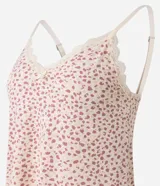 Conjunto de pijama compuesto por un top de breteles finos con encaje en el escote y un short con cintura elástica. El conjunto es de microfibra con estampado de leopardo.