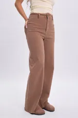 Pantalón de jean ancho elastizado color tostado, de corte recto y tiro medio con bolsillos clásicos.