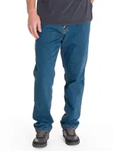 Jeans de mezclilla azul con diseño de corte recto y clásico, con costuras en contraste y cinco bolsillos.