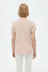 Remera de manga corta color blanco con cuello redondo y dobladillo redondeado.