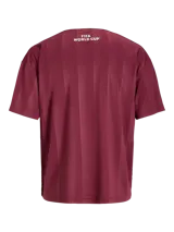 Camiseta de estilo deportivo con cuello polo en color blanco y cuerpo en color bordó con diseño de rayas verticales sutiles. Presenta estampados frontales con la inscripción 'FIFA WORLD CUP' y 'CAN MEX USA', junto con un parche conmemorativo de la FIFA.