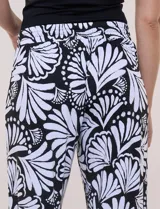 Pantalón estampado de caída fluida y calce relajado, con cintura alta elastizada y cordón ajustable con punteras metálicas, corte ancho tipo cropped.
