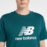 Remera de algodón color verde, con cuello redondo y logo de la marca estampado en blanco en el centro del pecho.
