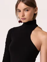 Vestido midi negro de algodón pima orgánico elastizado, con cuello alto, una manga larga fruncida y hombro descubierto.
