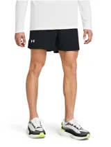 Short deportivo Under Armour modelo Launch de 5 pulgadas, color negro, con logo reflectante en la pierna derecha. Cuenta con forro interior de malla, paneles laterales transpirables, cintura elástica con cordón interno y bolsillos laterales.
