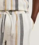 Bermuda masculina de corte comfort confeccionada en tejido jacquard con estampado de rayas texturizadas. Cuenta con cintura elástica con cordón ajustable, y bolsillos laterales.