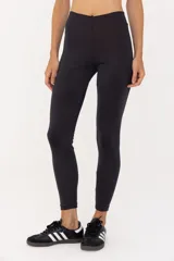 Calza deportiva negra de tiro alto y largo hasta el tobillo.