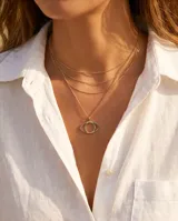 Collar de acero con baño de oro y dije en forma de ojo decorado con circonias multicolor.