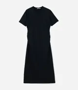 Vestido midi de color negro, con cuello redondo, mangas cortas y detalle de fruncido lateral que aporta ajuste y textura a la prenda.