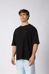 Remera de algodón gris con efecto acid wash, corte regular, mangas cortas y cuello redondo. Cuenta con un pequeño bordado tono sobre tono en el pecho y una etiqueta lateral distintiva de la marca en el ruedo.