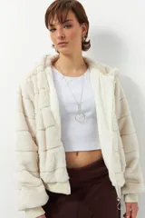 Campera de peluche negra con capucha y corderito en el interior, de fit relajado.