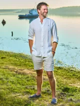 Short de lino color beige, con bolsillos laterales y traseros.