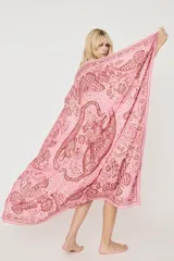 Pareo rosado con estampado de mariposas, flores y leopardo en tonos marrones.