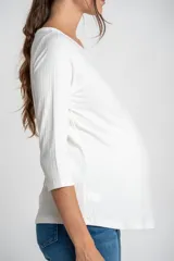 Remera blanca de punto con cuello redondo y mangas 3/4.