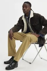 Pantalón chino color beige, de corte recto y tiro medio.