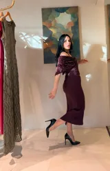 Vestido midi de corte ajustado en color bordó, con escote tipo bardot y detalle de solapa en terciopelo con estampado animal print. Presenta una abertura lateral en el ruedo.