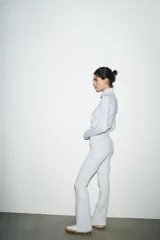 Pantalón de tiro alto color marrón, con cintura elástica y bajo acampanado (flare).