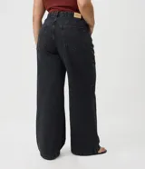 Pantalón de jean wide leg color negro con lavado marmolado, tiro alto, diseño de pierna amplia y bolsillos estilo five pockets.