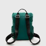 Mochila Bubba modelo Charlotte, color verde, con diseño de solapa superior, bolsillo frontal con cierre y bolsillos laterales. Cuenta con herrajes metálicos y logo de la marca en el frente.